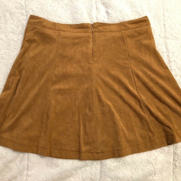 JOLT Women Brown/Tan Faux Suede Flowy Button Skirt - Size 7 - Picture 2 of 2
